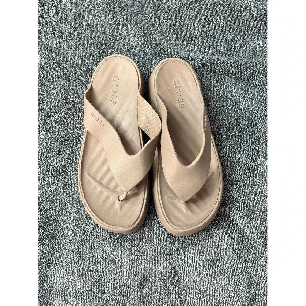 Crocs Getaway Platform Flip Sandals Beige Tan Women 8 Thong Wedge Neutral Lounge